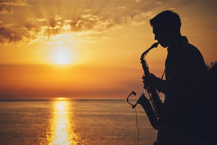 saxophone player at tunnels beaches sunset